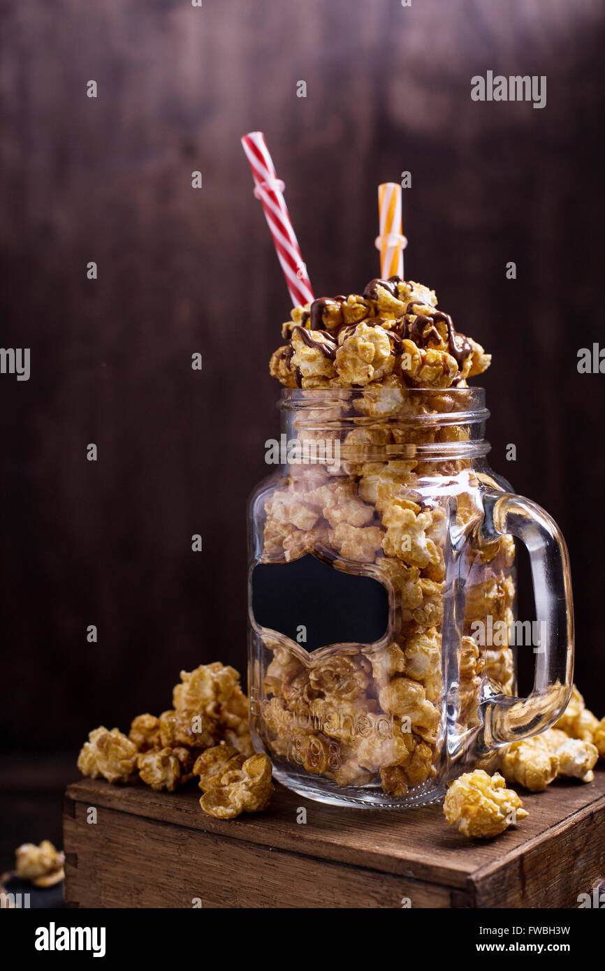 Süßen Karamell Popcorn im Weckglas Stockfoto