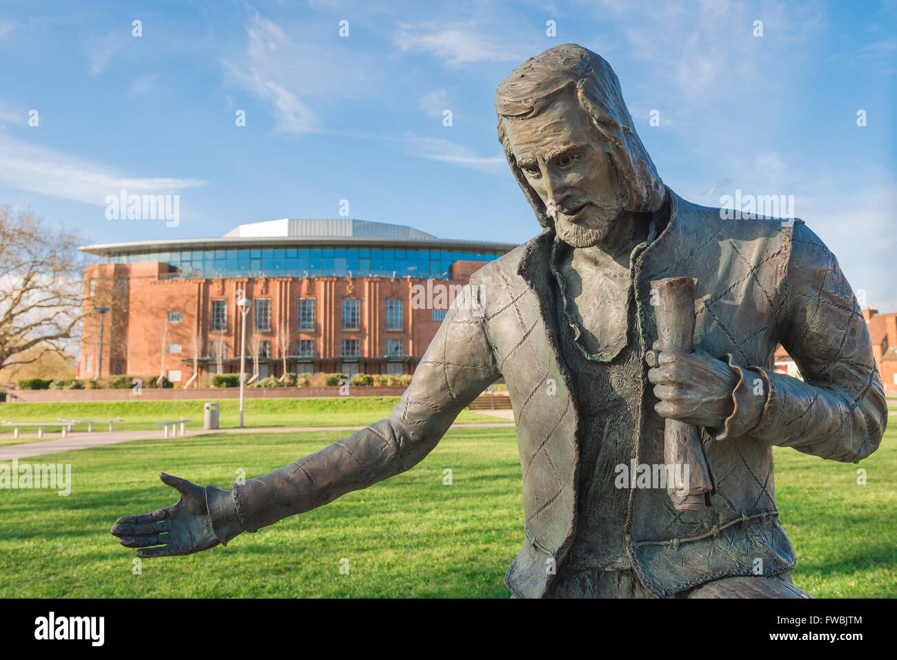 Shakespeare-Statue, Blick auf eine Statue von Shakespeare als junger Schauspieler in der Nähe des Royal Shakespeare Theatre in Bancroft Gardens, Stratford Upon Avon Stockfoto
