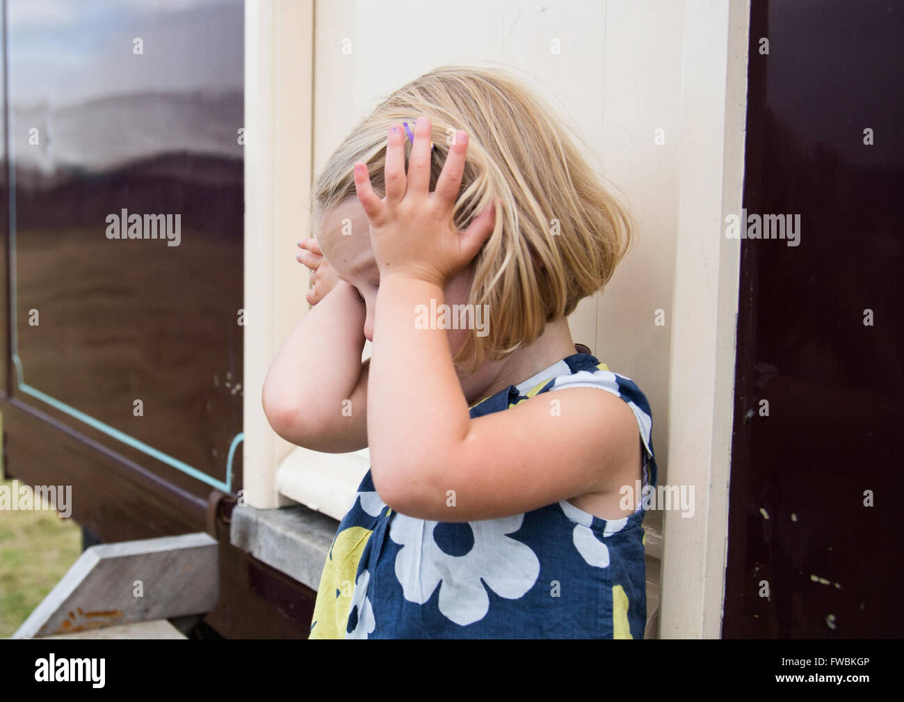 Kopf in Händen Mädchen Stockfoto