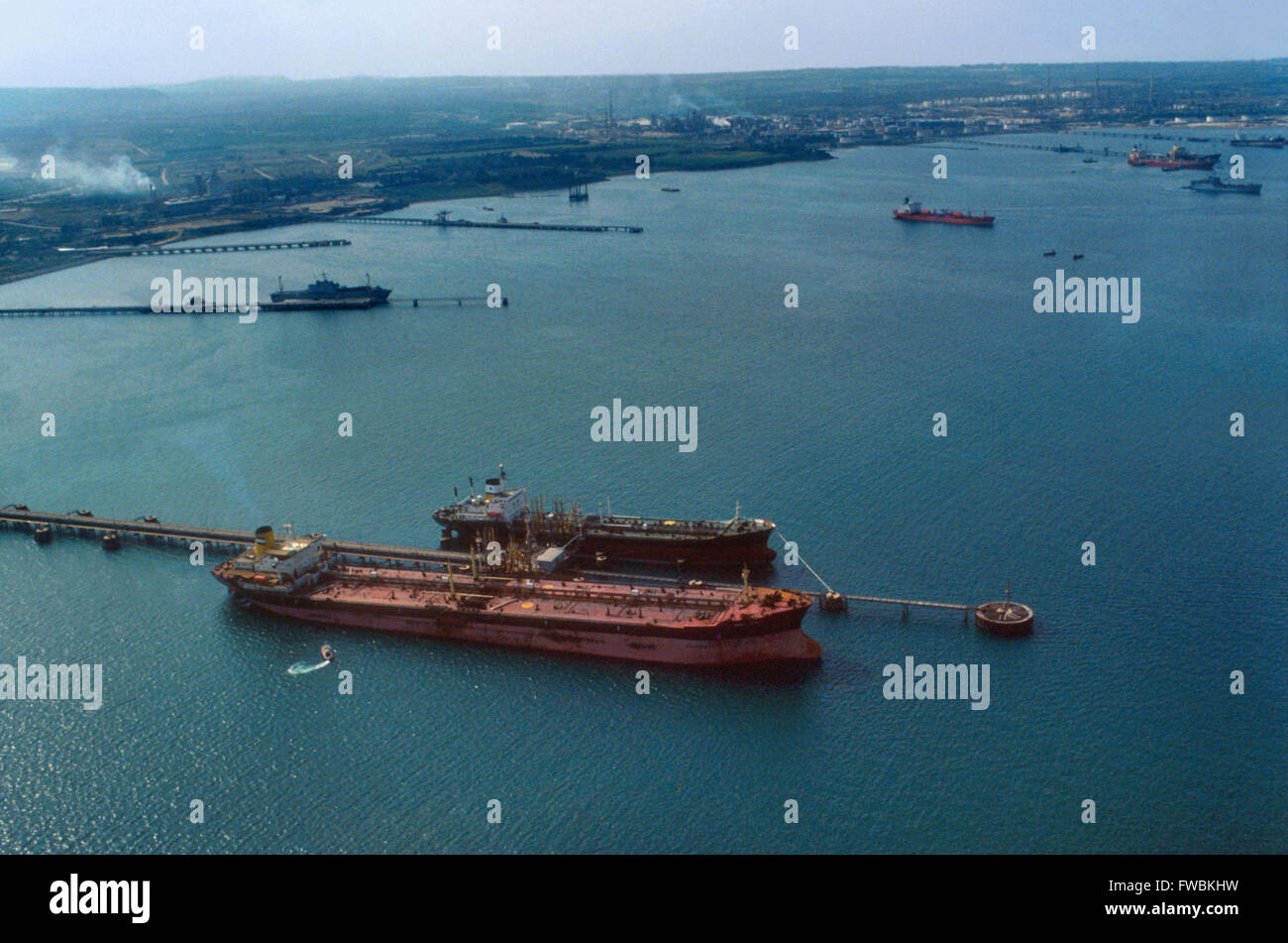 Syrakus (Sizilien, Italien) Öltanker in der Augusta Golf vor der petrochemischen Industrie Zone Priolo Stockfoto