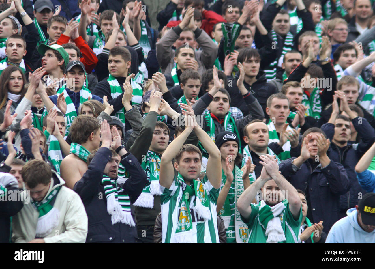 FC Karpaty Lviv Team Anhänger zeigen ihre Unterstützung während der Ukraine em Spiel gegen FC Dynamo Kiew Stockfoto