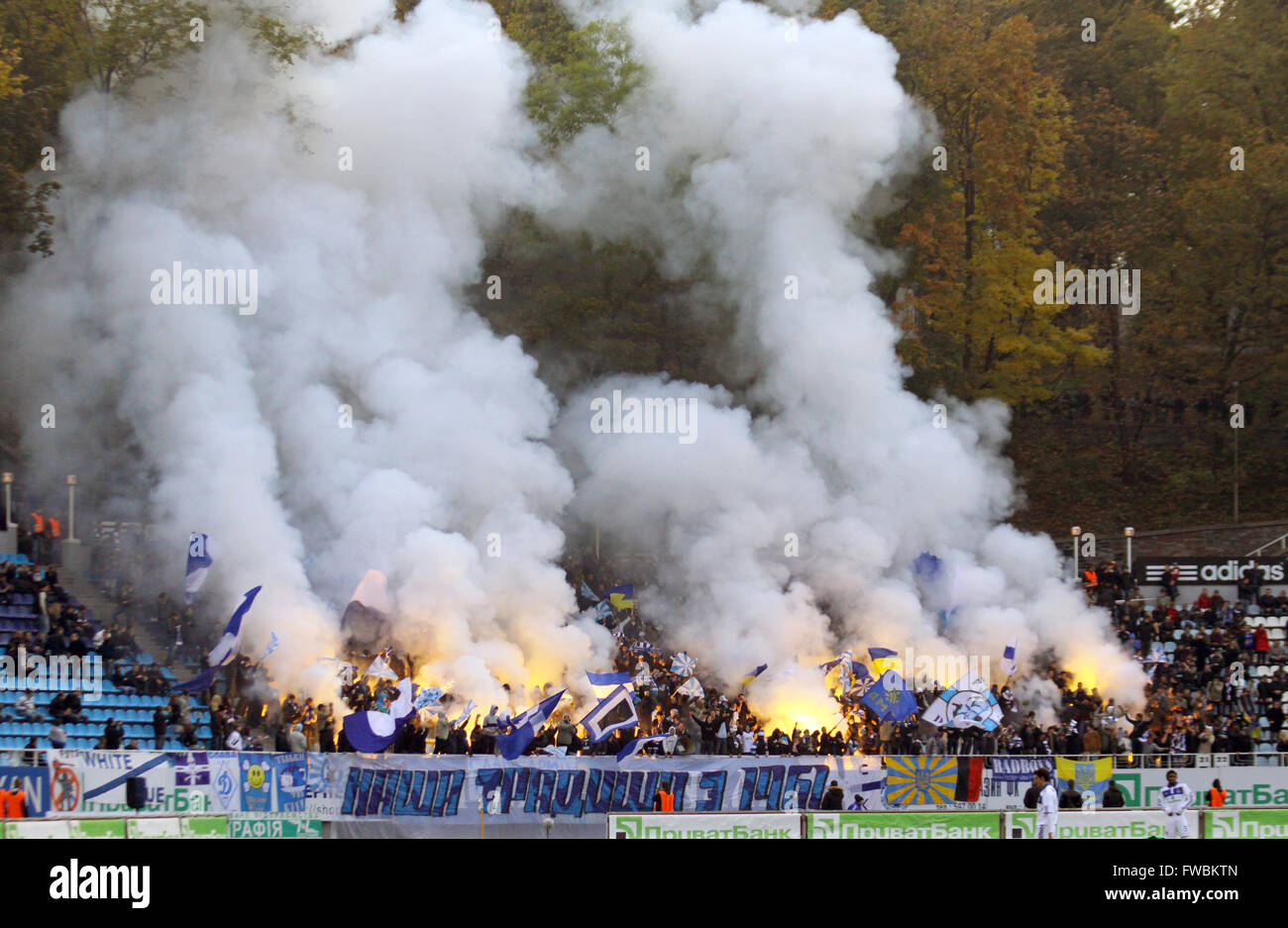 Kiew, UKRAINE - 16. Oktober 2010: FC Dynamo Kyiv Ultras (ultra Anhänger) brennen Fackeln während Ukraine Meisterschaftsspiel gegen Stockfoto