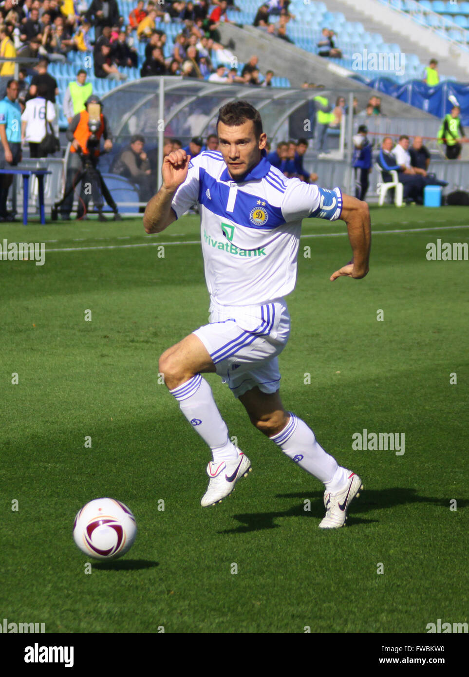 Kiew, UKRAINE - 26. September 2010: Andriy Shevchenko von Dynamo Kiew steuert eine Kugel während der Ukraine Meisterschaftsspiel gegen den FC Arsenal am 26. September 2010 in Kiew, Ukraine Stockfoto