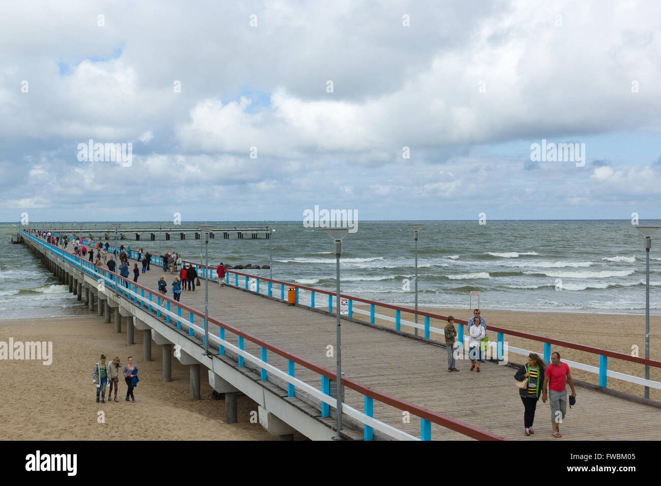 PALANGA, Litauen - AUGUST 08,2015: Marine-Pier mit einem flanierende Touristen in die Stadt Palanga. Stockfoto