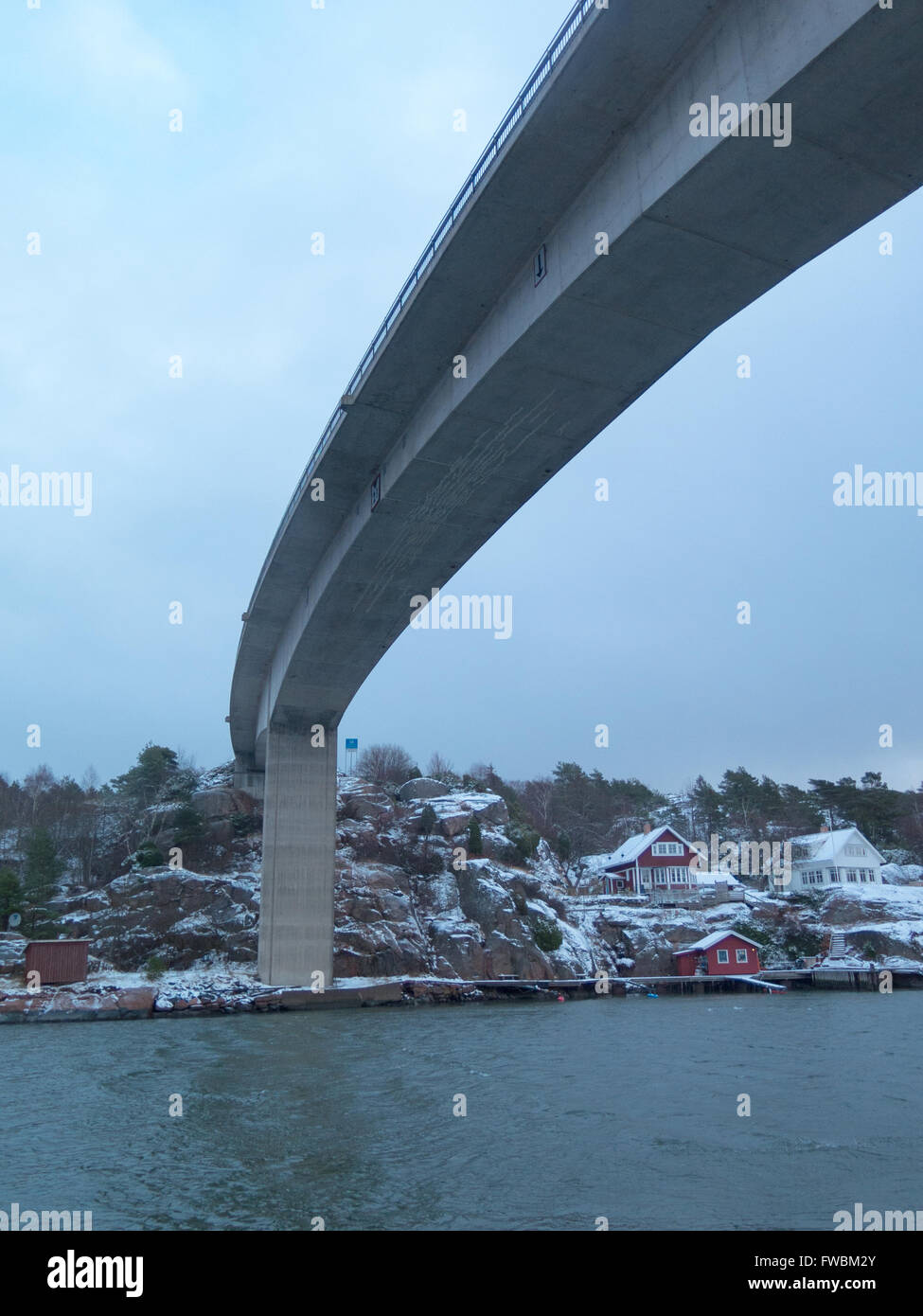 die Brücke zwischen Orust und Tjorn in winterlandscape Stockfoto