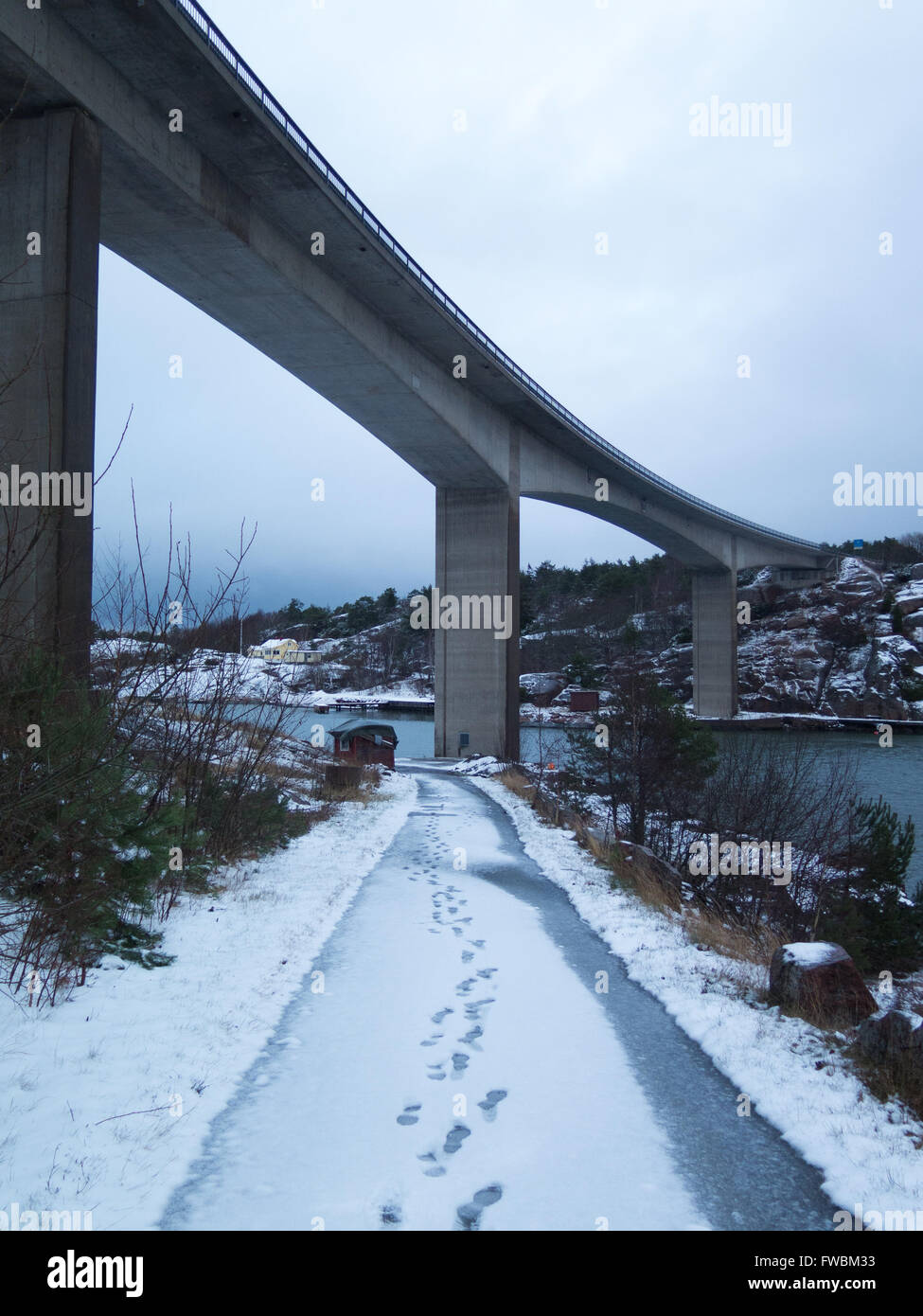 die Brücke zwischen Orust und Tjorn in winterlandscape Stockfoto