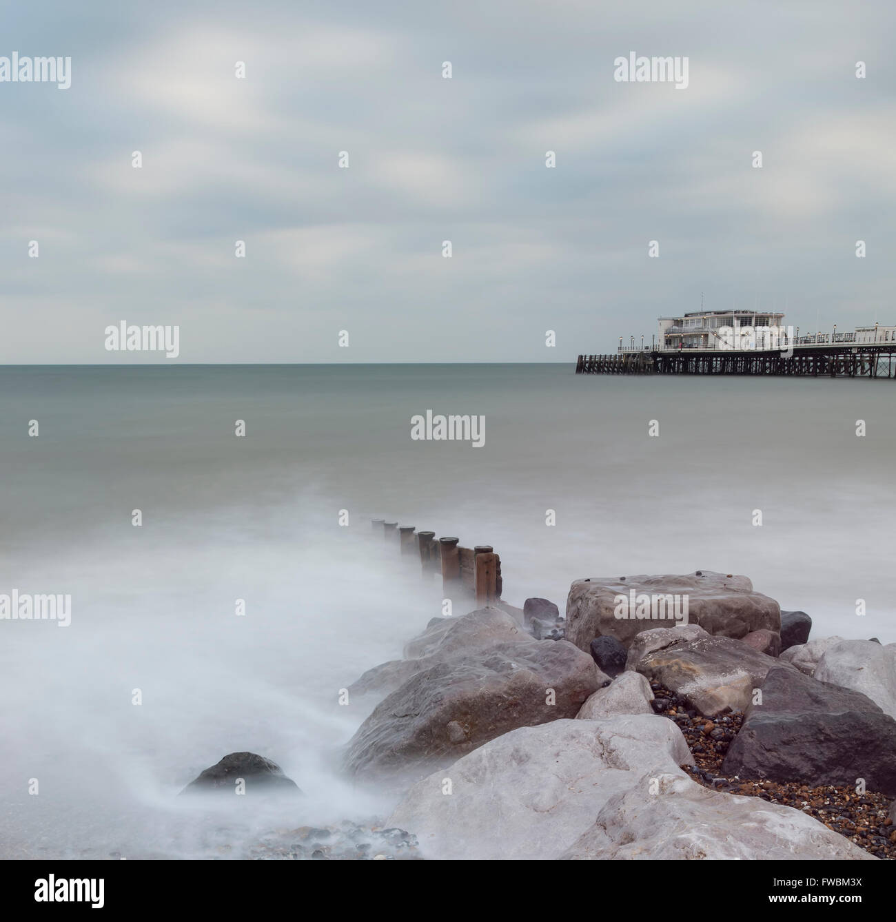 Schöner Sonnenuntergang Landschaftsbild Pier am Meer in Worthing, England Stockfoto