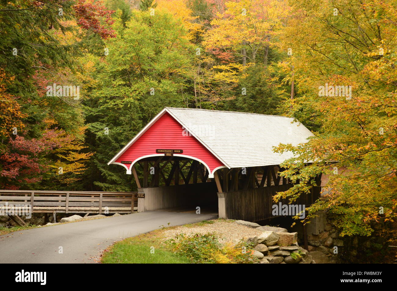 Ein Herbst-Szene in den Pemigewasset River Bridge in den White Mountains von New Hampshire abgedeckt Stockfoto