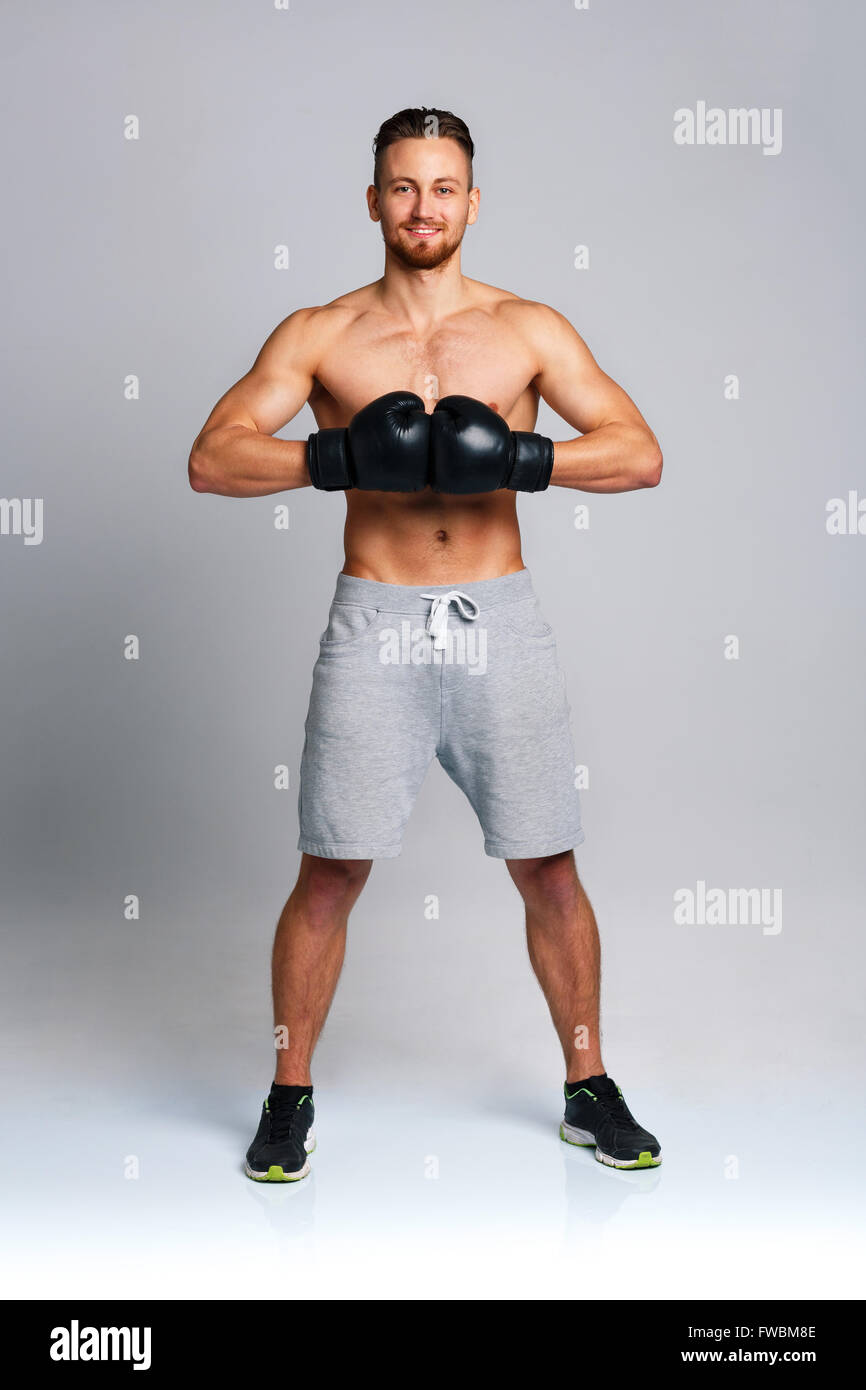 Sport attraktiver Mann tragen Boxhandschuhe Stockfoto