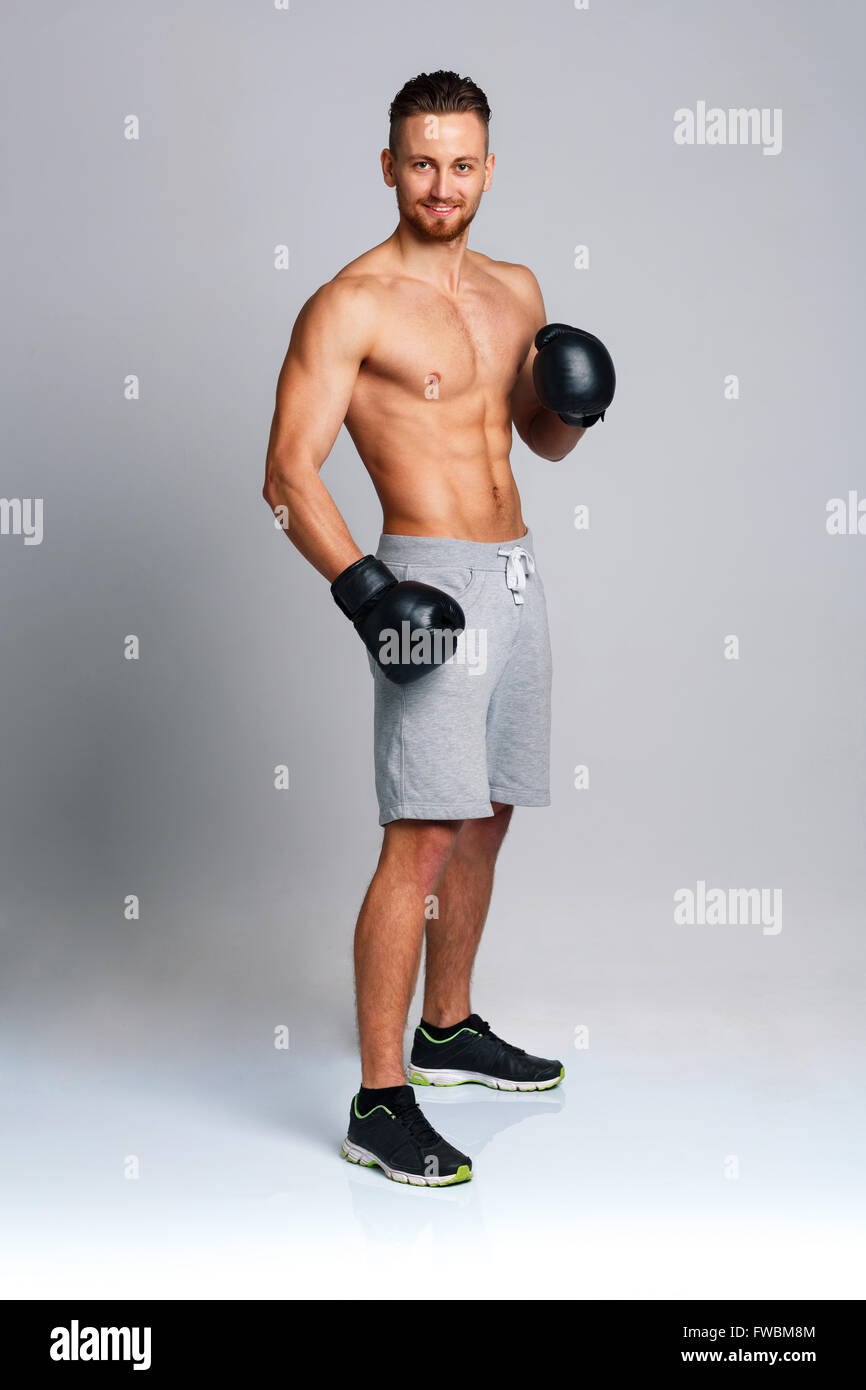 Sport attraktiver Mann tragen Boxhandschuhe Stockfoto