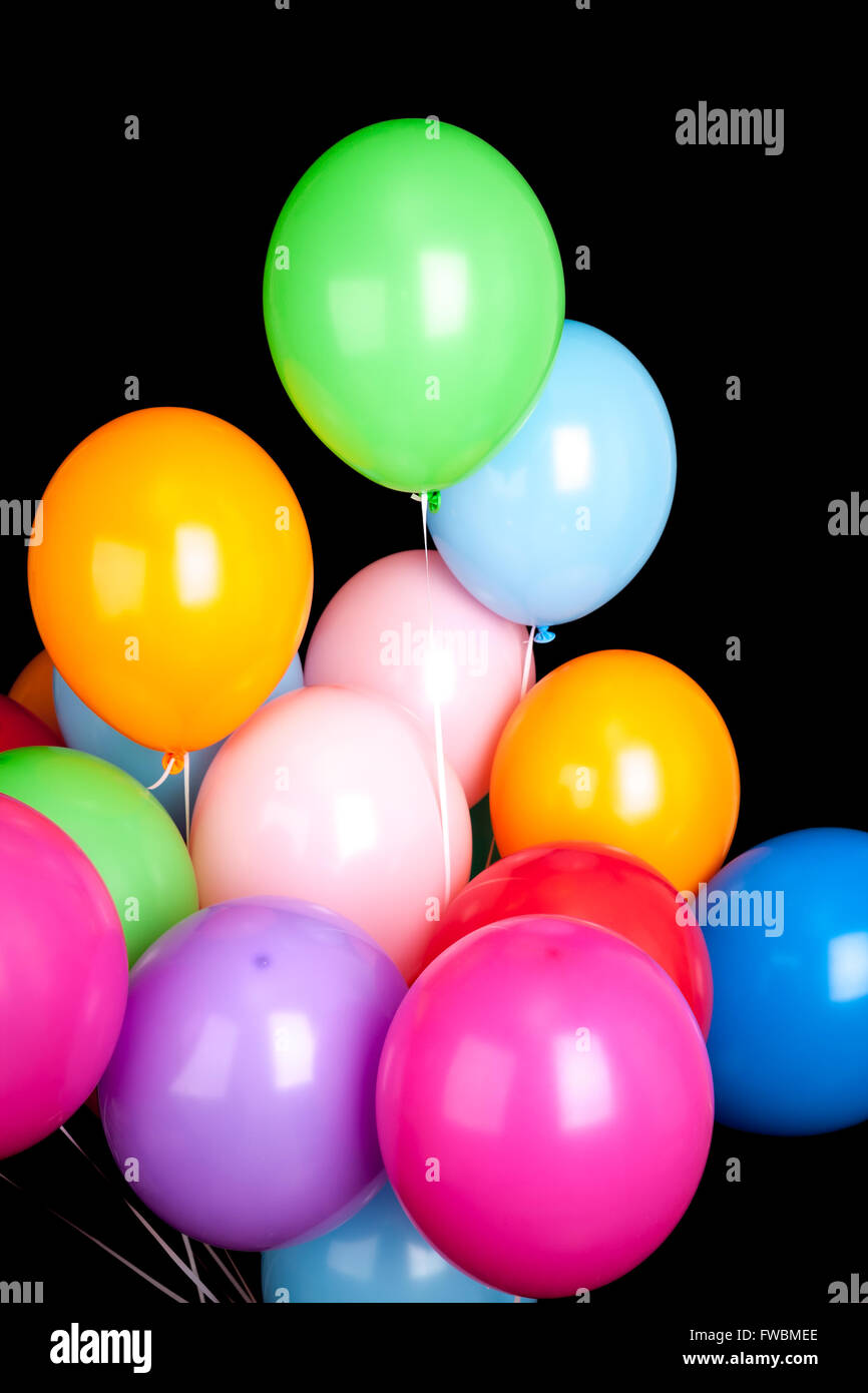 Gruppe von bunten Luftballons über schwarze Wand Hintergrund isoliert Stockfoto