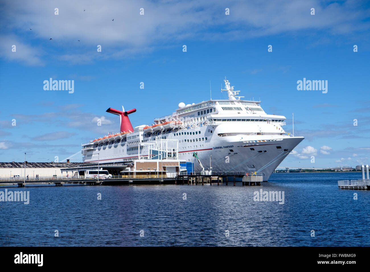 Carnival Fantasy Kreuzfahrtschiff vor Anker im Hafen von Charleston, South Carolina, USA Stockfoto