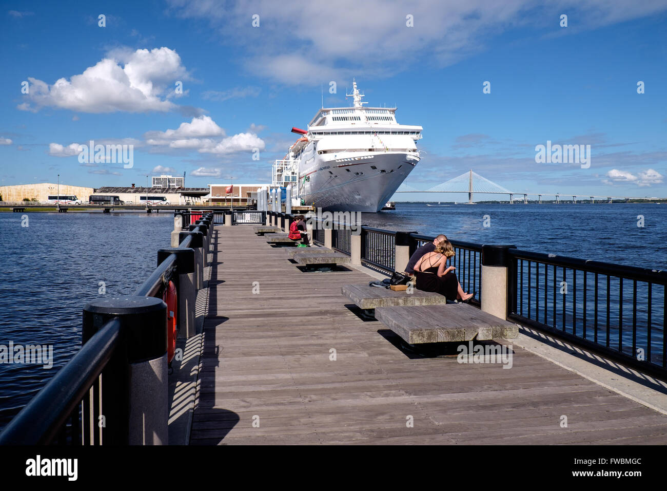 Carnival Fantasy Kreuzfahrtschiff vor Anker im Hafen von Charleston, South Carolina, USA Stockfoto
