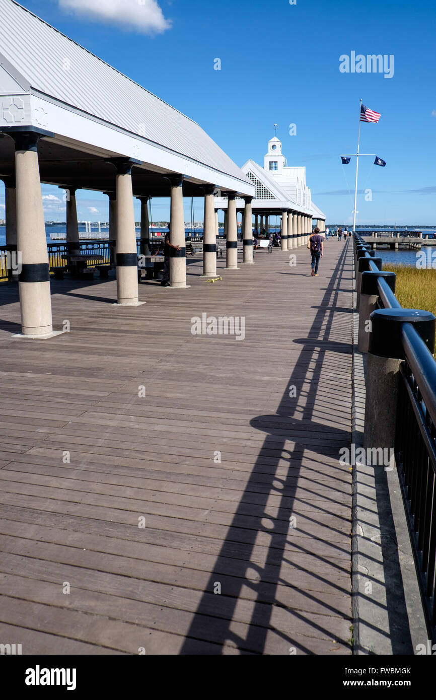 Pier ragt in den Hafen von Charleston, South Carolina, USA Stockfoto
