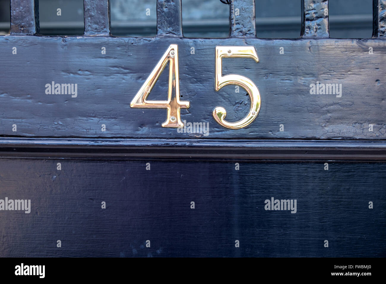 Die Zahl 45 am Türschild des Hauses in historischen Charleston, South Carolina, USA Stockfoto