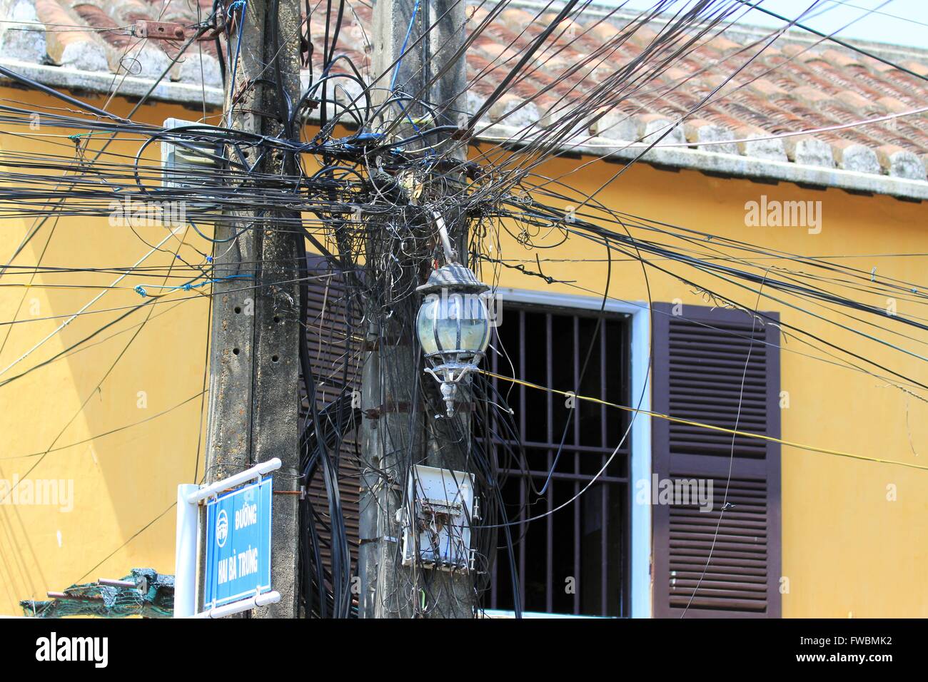 Chaotisch Stromkabel Pole, Hoi an eine alte Stadt, Vietnam, Asien Stockfoto