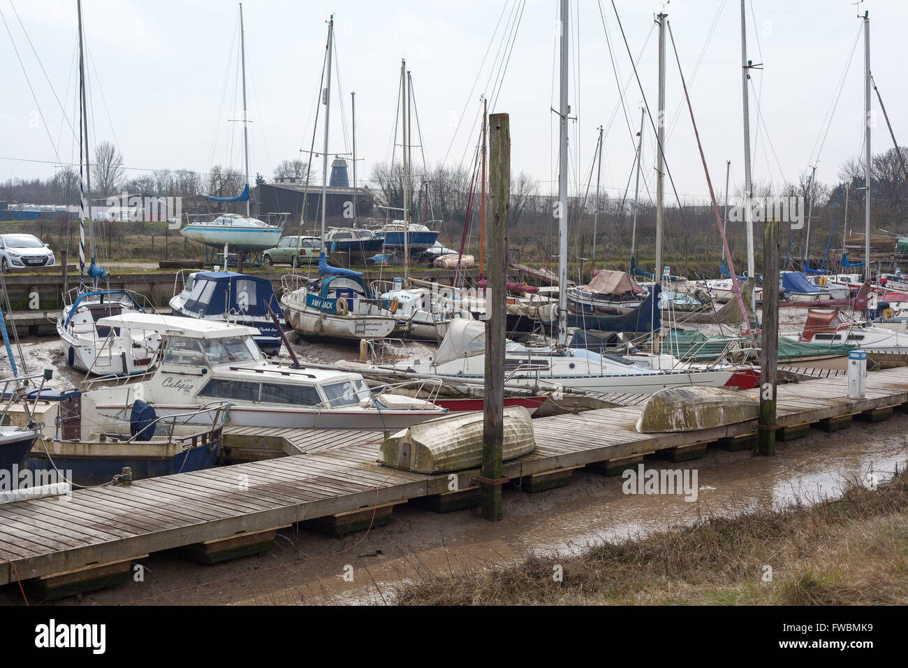 Rühmen und Yachten ankern in der Oare Creek, Swale Mündung, Kent, England. Stockfoto