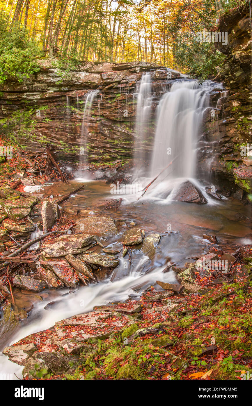 Die Steinen entlang der großen Wasserfällen übersät mit neu gefallenen Blätter wie der Herbst beginnt. Stockfoto