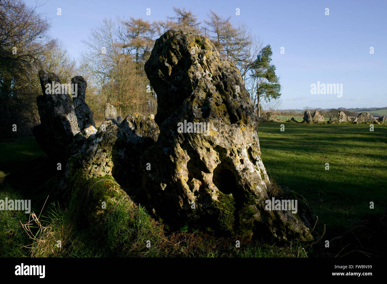 Der Steinkreis und Einzelsteine bekannt als die "Rollright Stones", ein Steinkreis der Jungsteinzeit auf einem Hügel in Oxfordshire, UK. Der Steinkreis wird berichtet, dass durch den Menschen etwa 12:00 vorgenommen wurden. Stockfoto