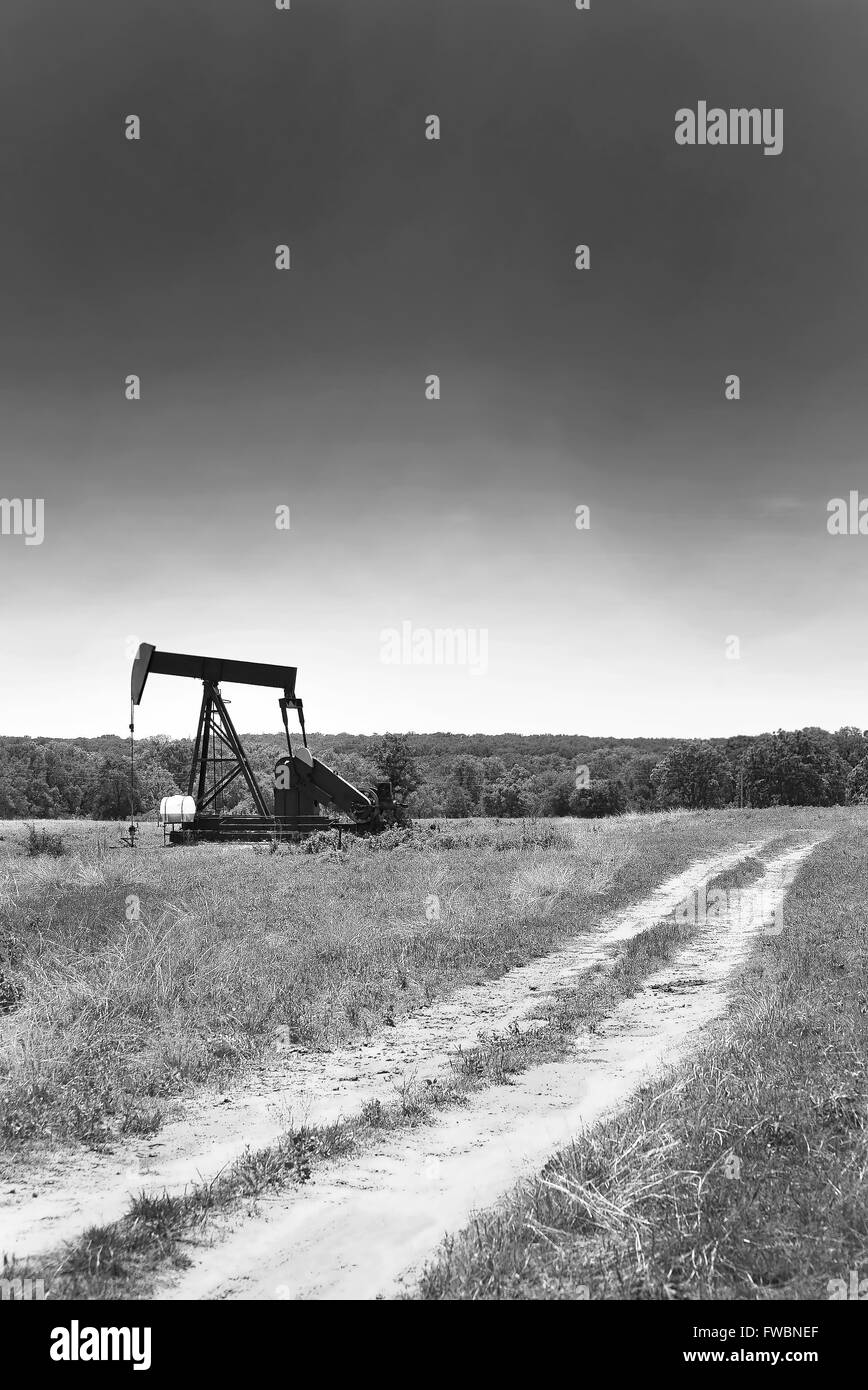 Texas Ölquelle Pumper in schwarz und weiß mit Platz für Ihren Typ. Stockfoto