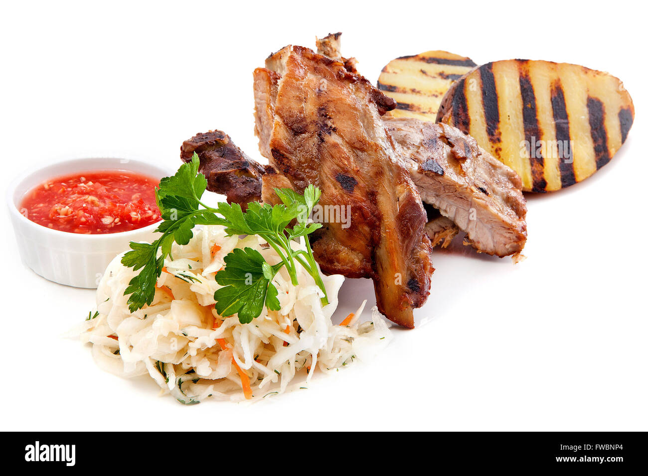 Schaft mit gegrillten Kartoffeln, Sauerkraut, Petersilie und würzigen Tomatensauce. Isoliert auf weißem Hintergrund. Stockfoto