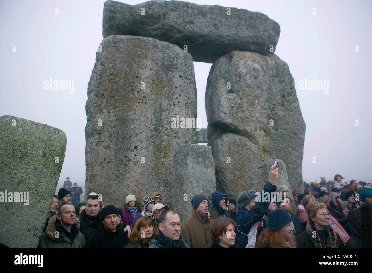 Kundenansturm bei der Winter-Sonnenwende feiern in Stonehenge in Großbritannien. Traditionell versammeln sich Menschen hier für den kürzesten Tag des Jahres, am Morgen des 22. Dezember und der längste Tag des Jahres am Morgen des 21. Juni um den Sonnenaufgang zu beobachten. Stockfoto