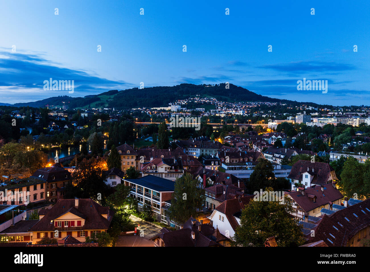 Architektur in Bern in der Nacht. Stockfoto