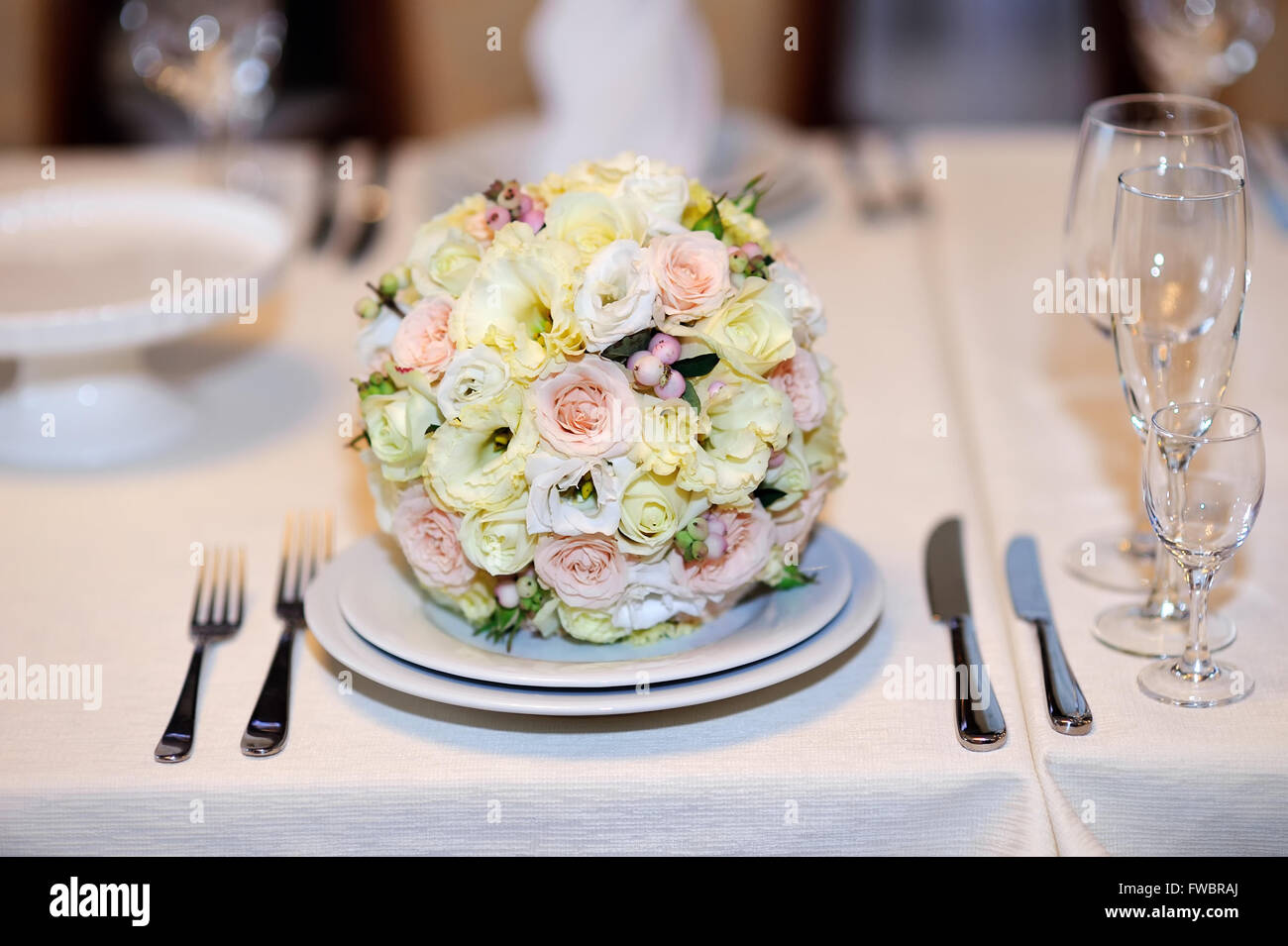 Brautstrauß der Braut auf dem Tisch Stockfoto