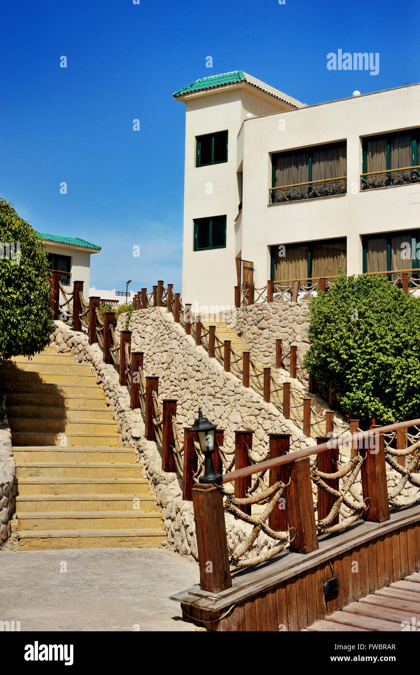 Palmen und Bungalow Hotel Stockfoto