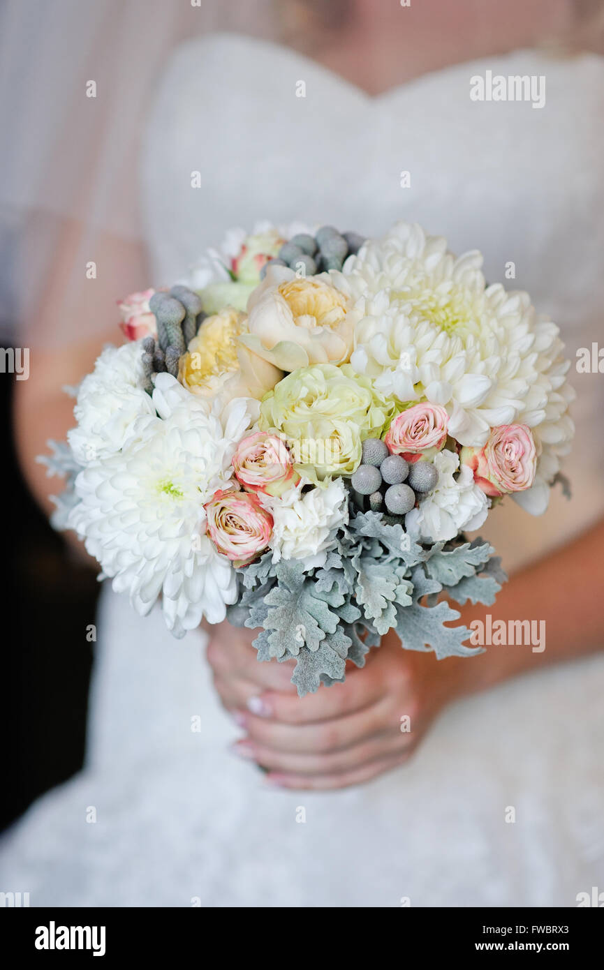 Braut hält schöne Hochzeit bouquet Stockfoto