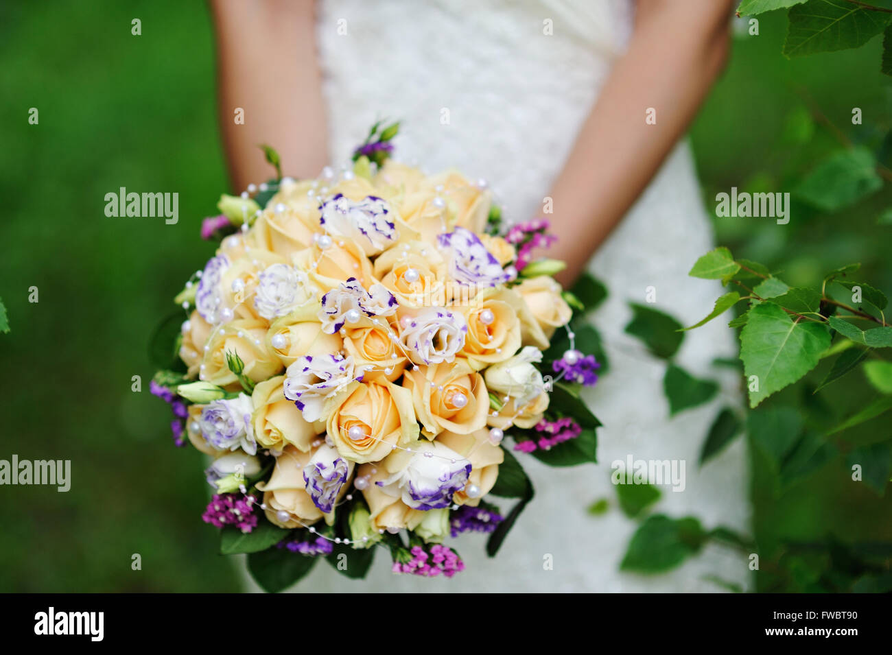 Braut hält weiße Hochzeit Bouquet aus Rosen und Liebe Blume Stockfoto