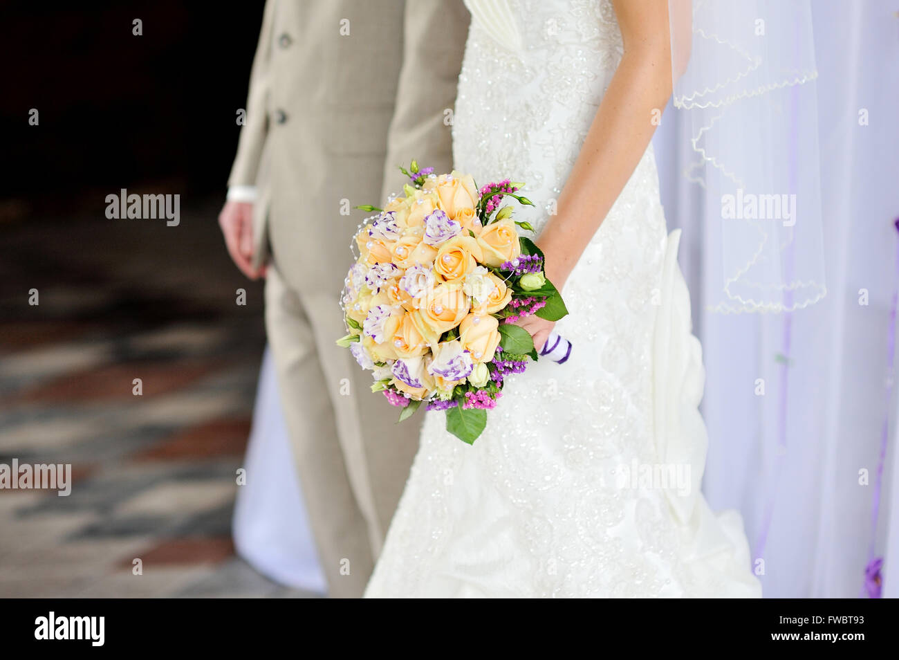 Braut hält weiße Hochzeit Bouquet aus Rosen und Liebe Blume Stockfoto