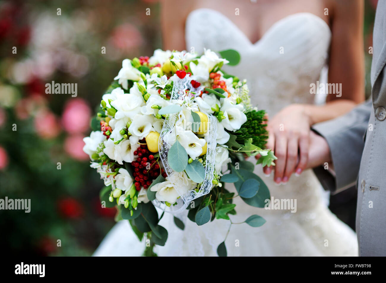 schöne Hochzeit Bouquet an Braut die Hände Stockfoto