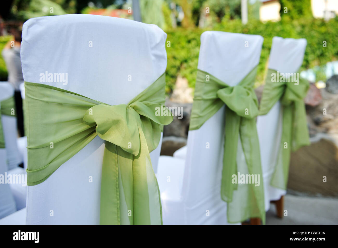 Hochzeitsstuhl mit Grün und Blumen geschmückt. Stockfoto