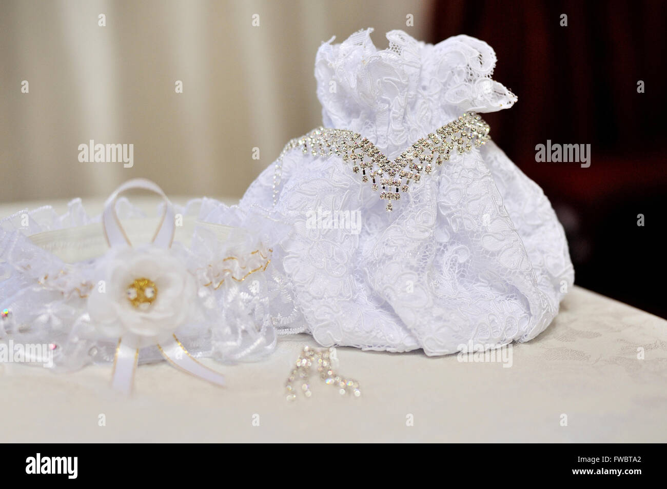 Hochzeit Braut Handtasche, Halskette und Ohrringe liegen auf dem Tisch Stockfoto