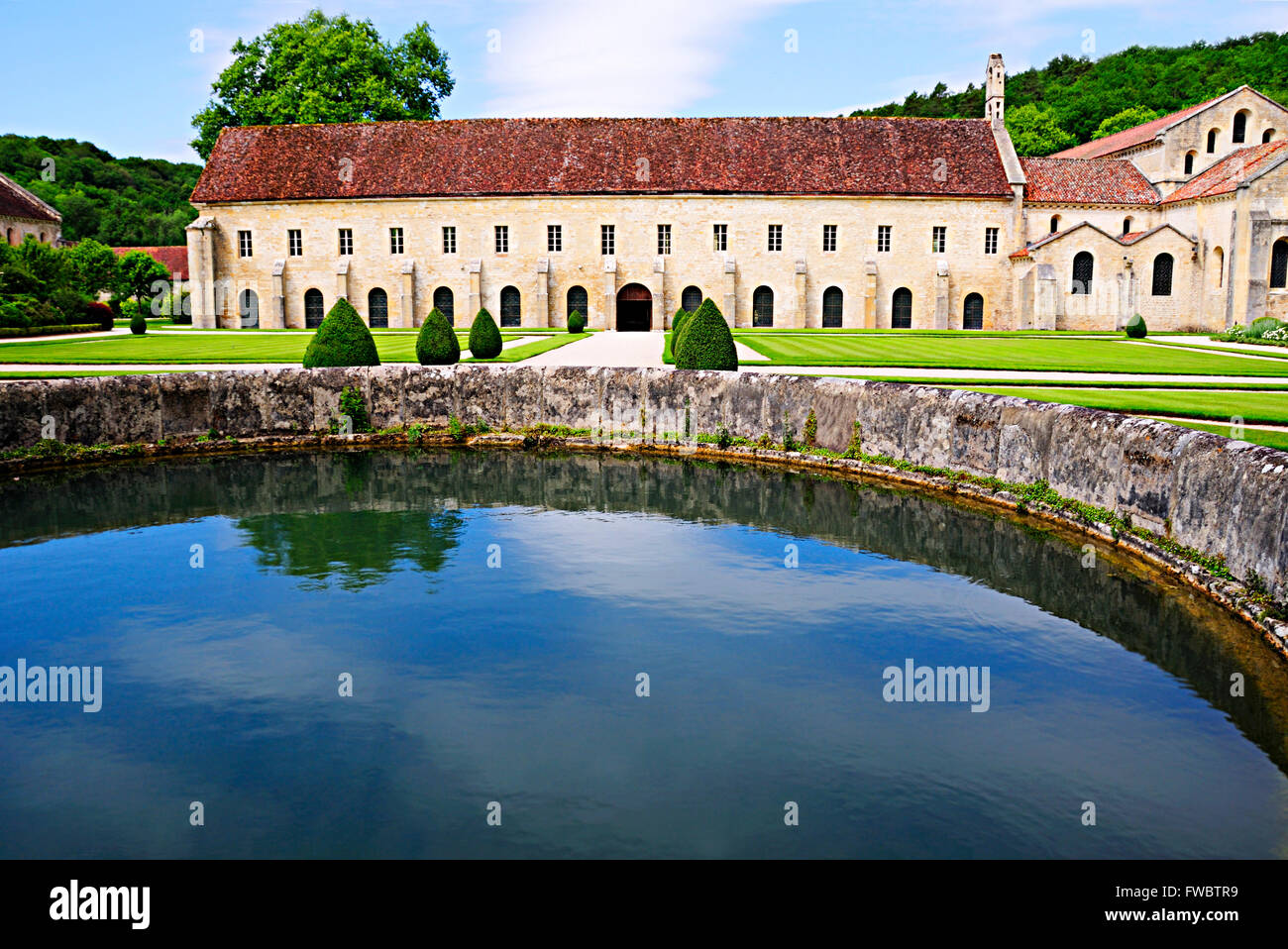 Brunnen und Begründung der Abbaye de Fontenay in Burgund Frankreich. Stockfoto