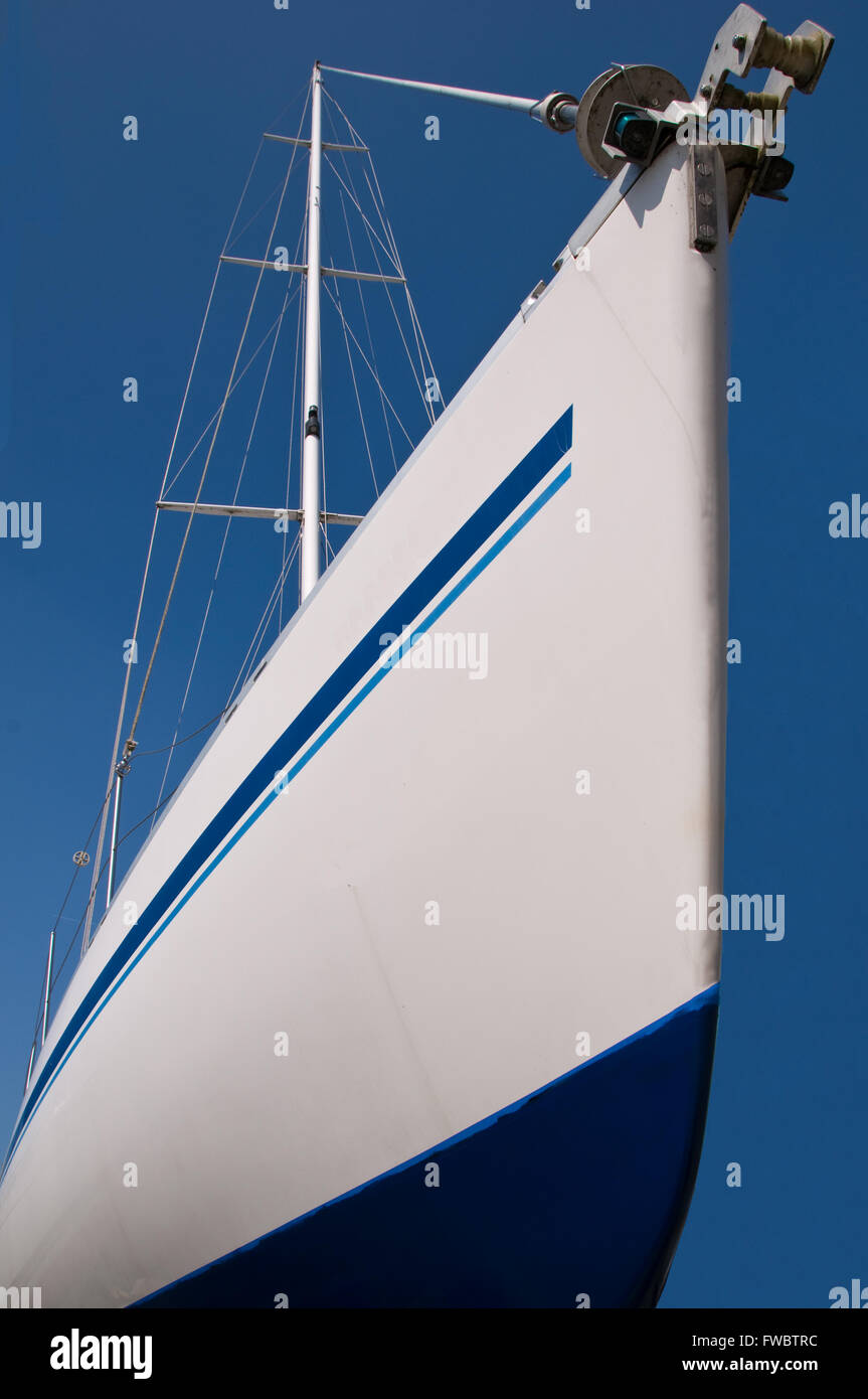Bug eines Segelbootes im Trockendock gegen ein strahlend blauer Himmel. Stockfoto