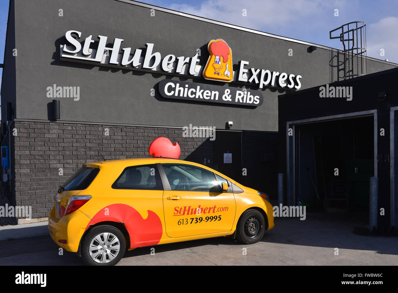 Ottawa, Kanada - 2. April 2016: St. Hubert, basiert die Quebec Restaurant, das von den Besitzern der Swiss Chalet erworben wurde Stockfoto