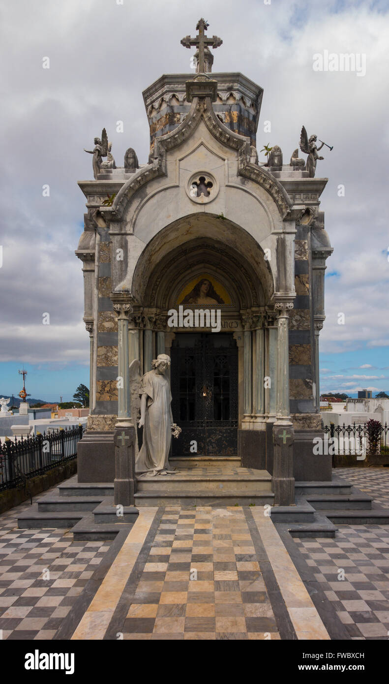 Ein Denkmal im Cementerio de Obreros entlang der Avenida San Martín in San José, Provinz San José, Costa Rica. Stockfoto