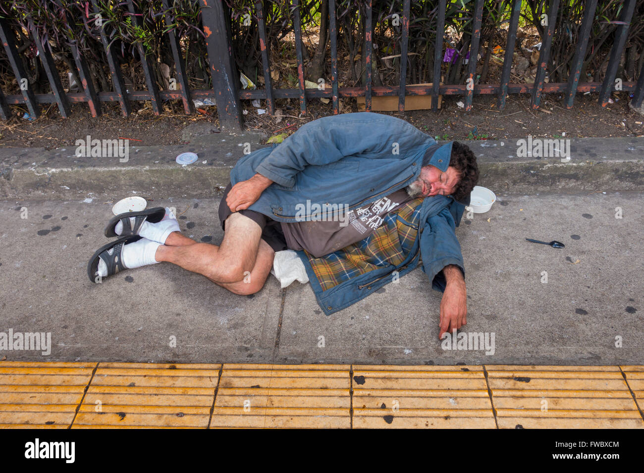 Ein Obdachloser schläft entlang der Avenida 2 in San José, Provinz San José, Costa Rica. Stockfoto