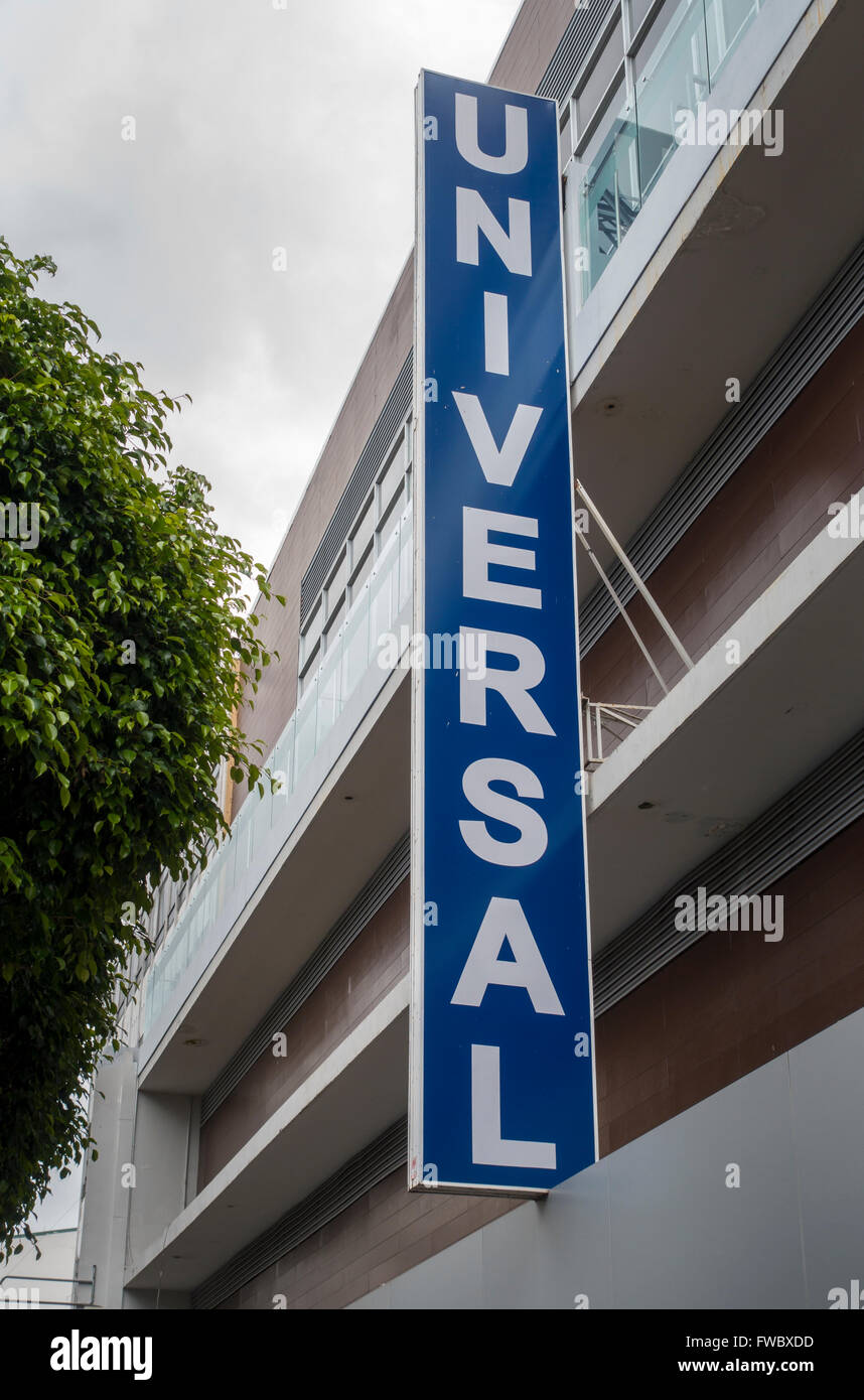 Ein Schild mit Plaza Universal entlang der Avenida Central in San José, Provinz San José, Costa Rica. Stockfoto