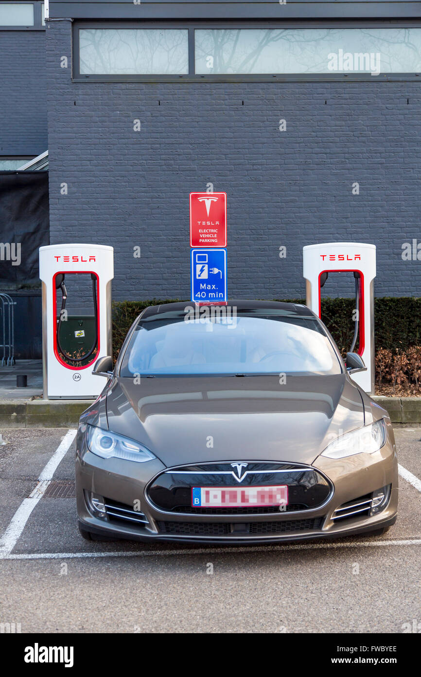 Tesla Motors, Elektroauto, Ladestation, in Eindhoven, Niederlande, Tesla Supercharger, Mobilität, Technologie, Stockfoto