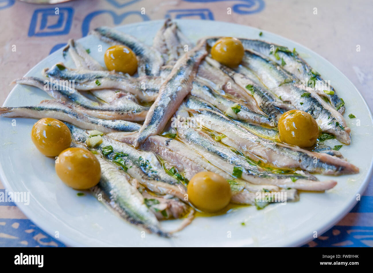 Eingelegte Sardellenfilets mit grünen Oliven, Nahaufnahme. Spanien. Stockfoto