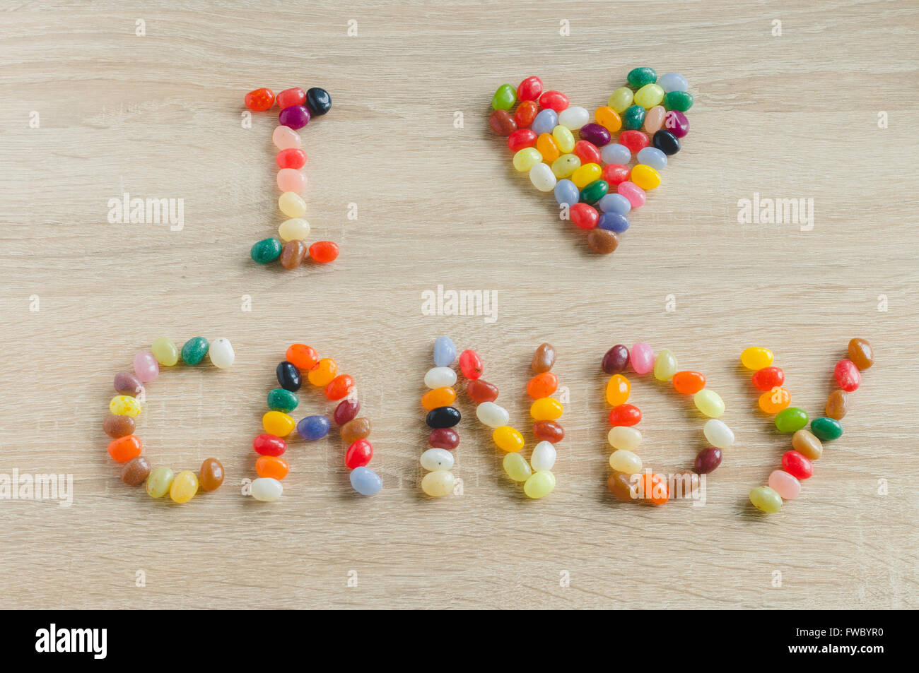 Ich liebe Süßigkeiten aus Gummibärchen auf hölzernen Hintergrund Stockfoto