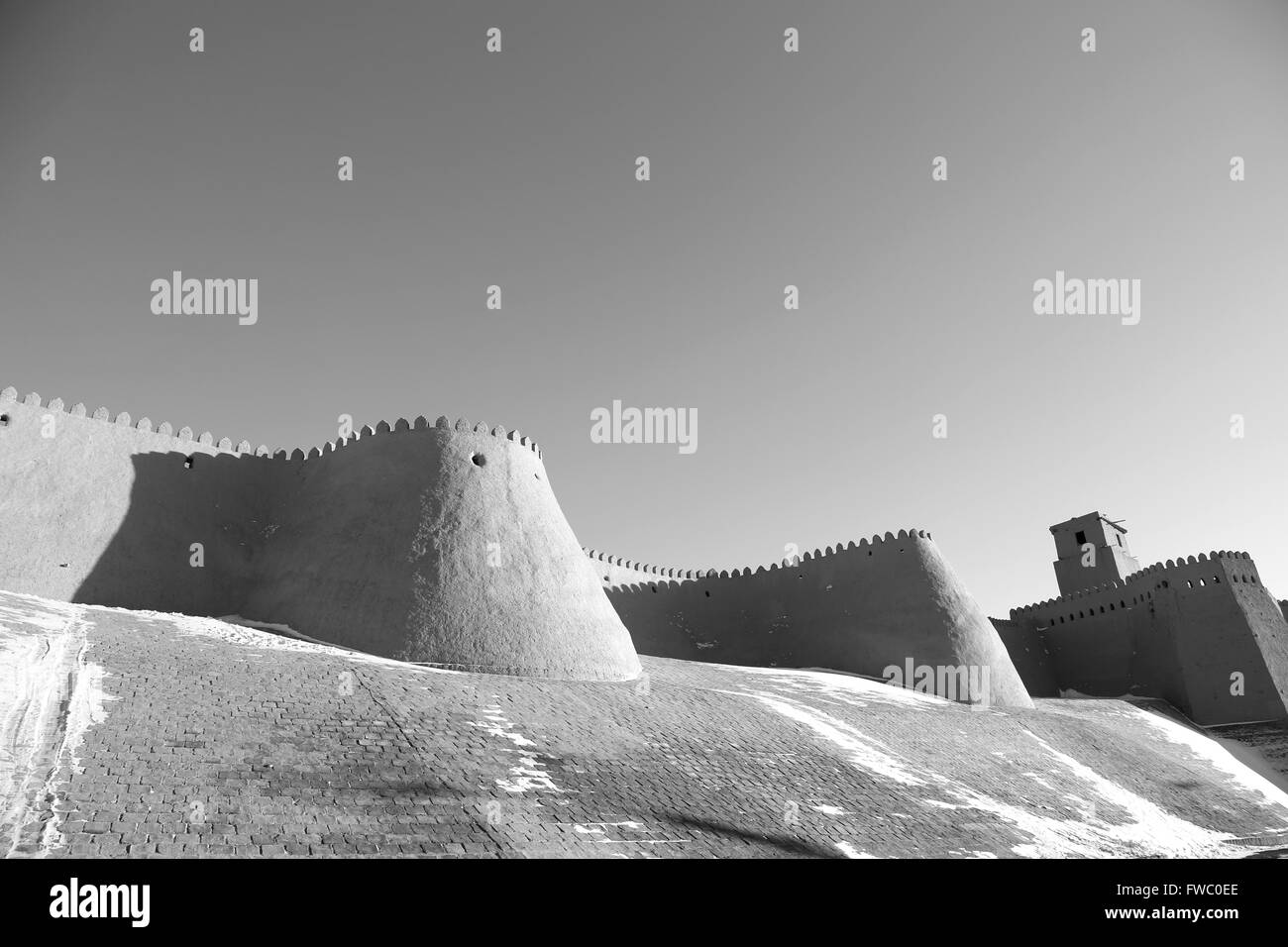 Die Ziegelwände stehen, um die alte Stadt Ichan Qala zu schützen.  Chiwa, Usbekistan. Stockfoto