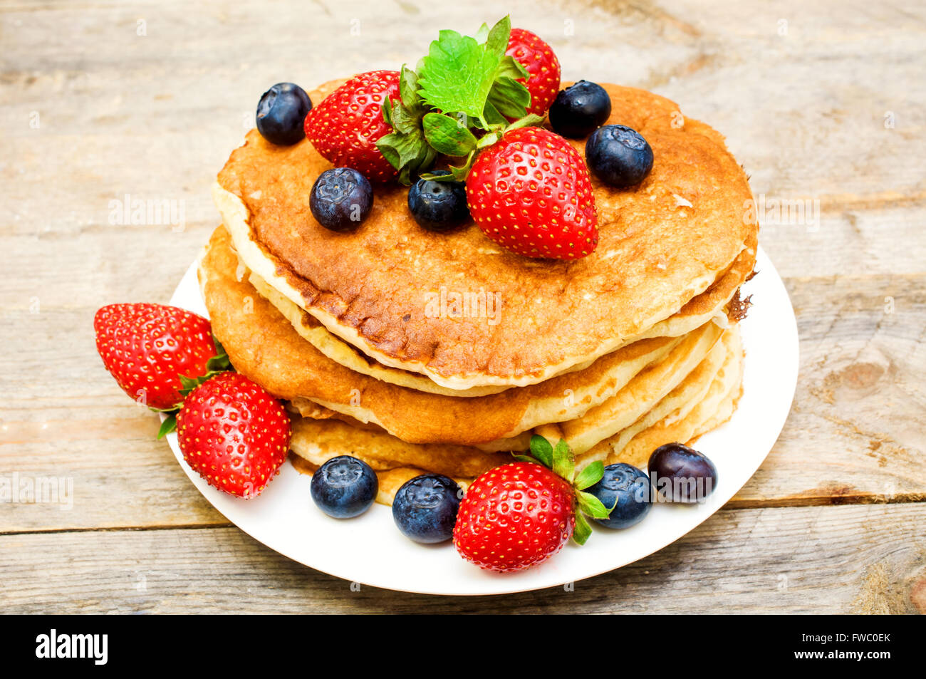 Pfannkuchen mit frischen Beeren Stockfoto