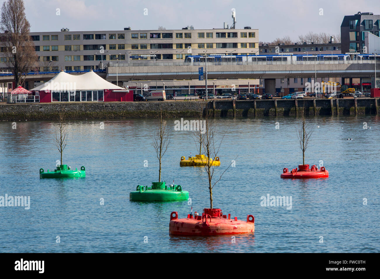 Kunst Aktion Dobberend Bos, von Künstlern aus Rotterdam, ein Wald von Ulmen, in stillgelegten Nordsee Bojen in einem Hafen schweben, Stockfoto