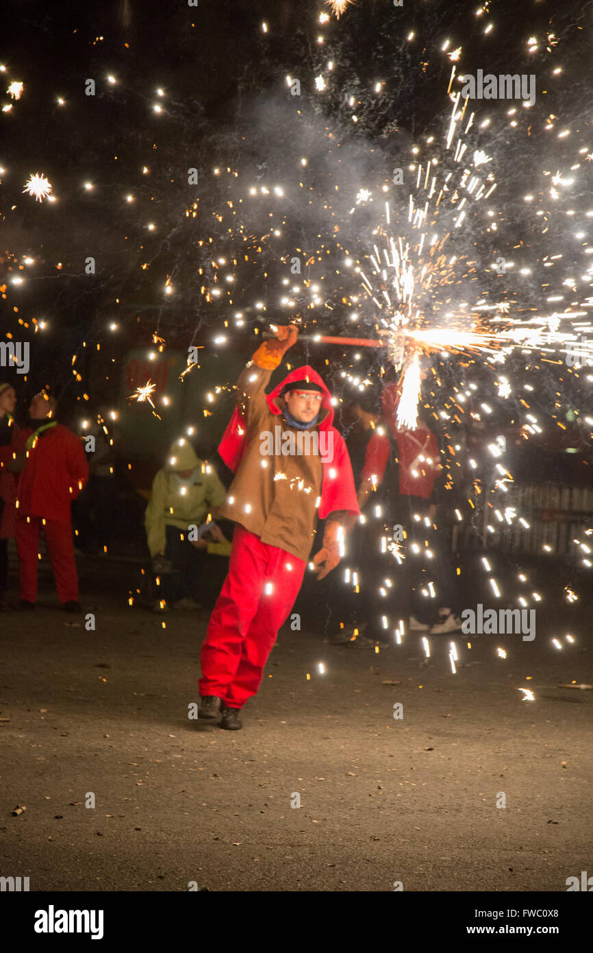 Teilnehmer am La Merce Correfoc oder Feuer laufen Stockfoto