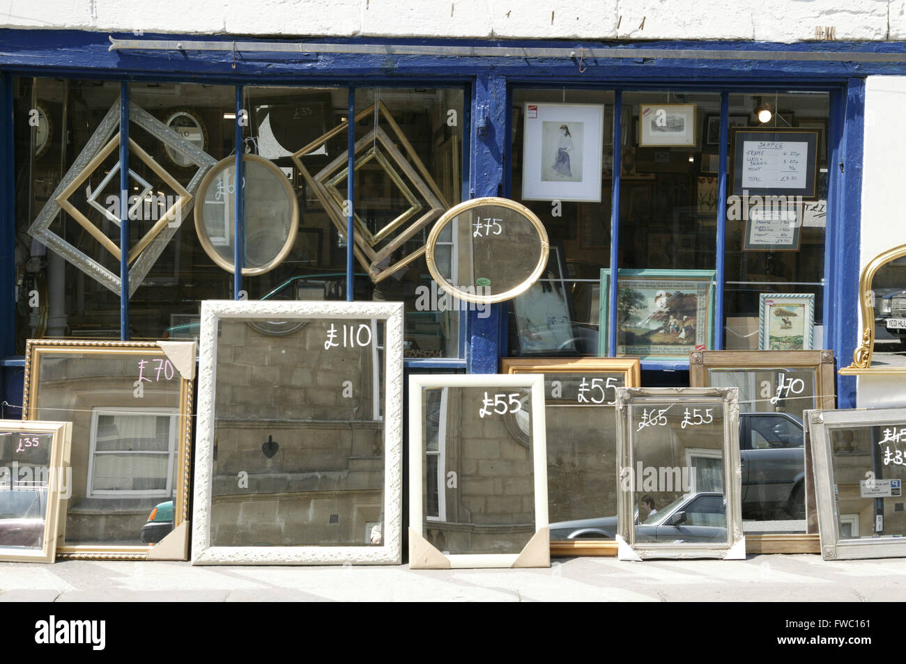 Bad Uk mit Shop Vorder- und Spiegel Schlüpflinge die Gebäude der Stadt. Stockfoto