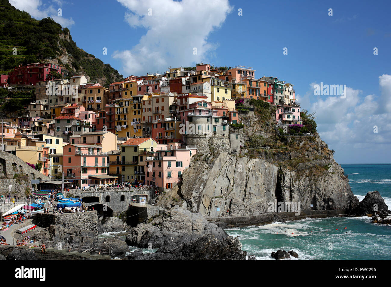 Auf den Felsen: Manarola, Cinqueterre, Italien. Stockfoto